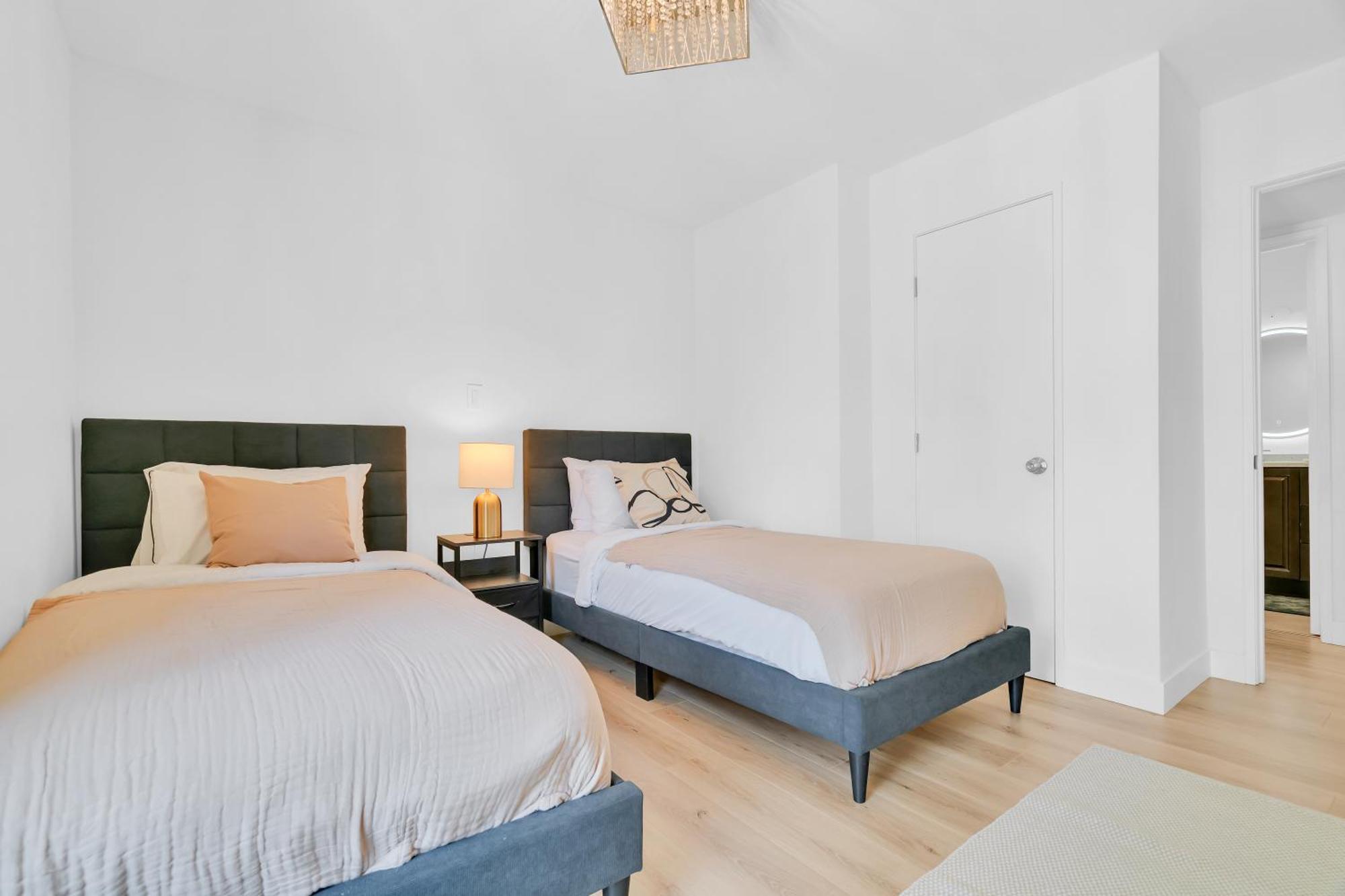 High Ceilings 3br With Loft-2 Baths Pool & Jacuzzi *